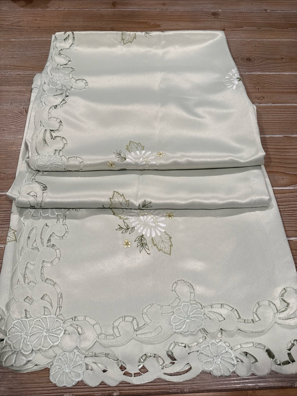 Vtg Embroidered Cutwork Tablecloth 136x68 White Banquet Lace Rectangular Floral